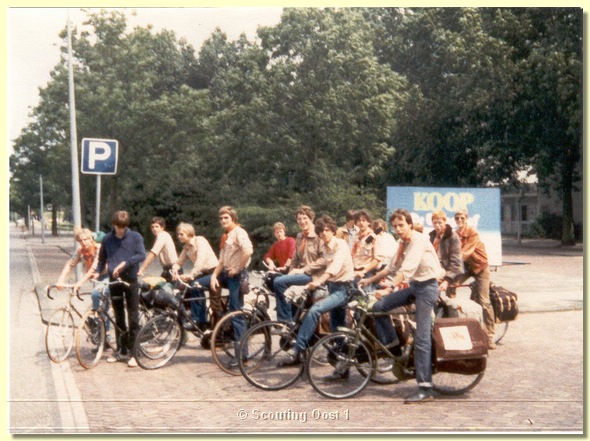 1981 Rowankamp Well met de fiets erheen.jpg