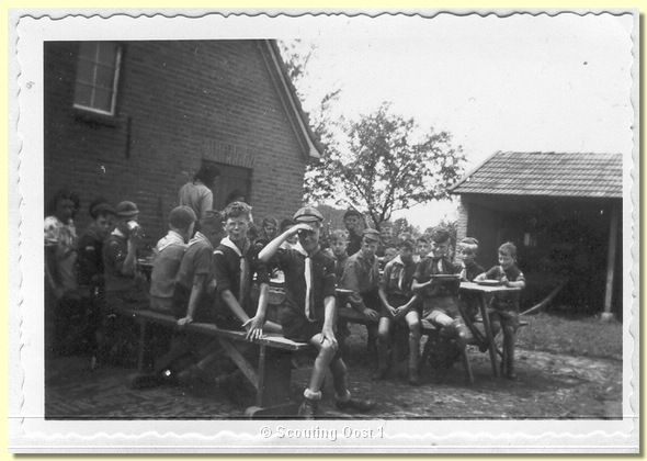 1948_Welpenkamp_Vorden_aan_tafel.jpg
