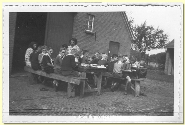 1948_Welpenkamp_Vorden_eten.jpg