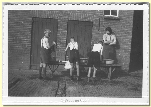 1948_Welpenkamp_Vorden_toezicht_op_wassen.jpg